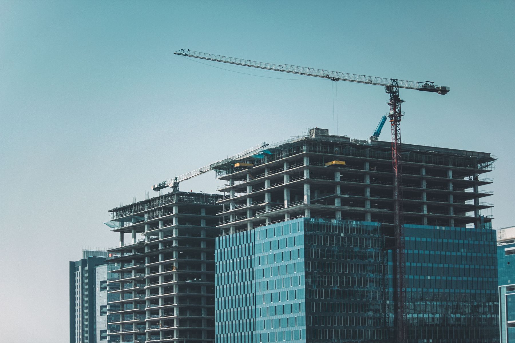 Grúa de construcción sobre un desarrollo inmobiliario