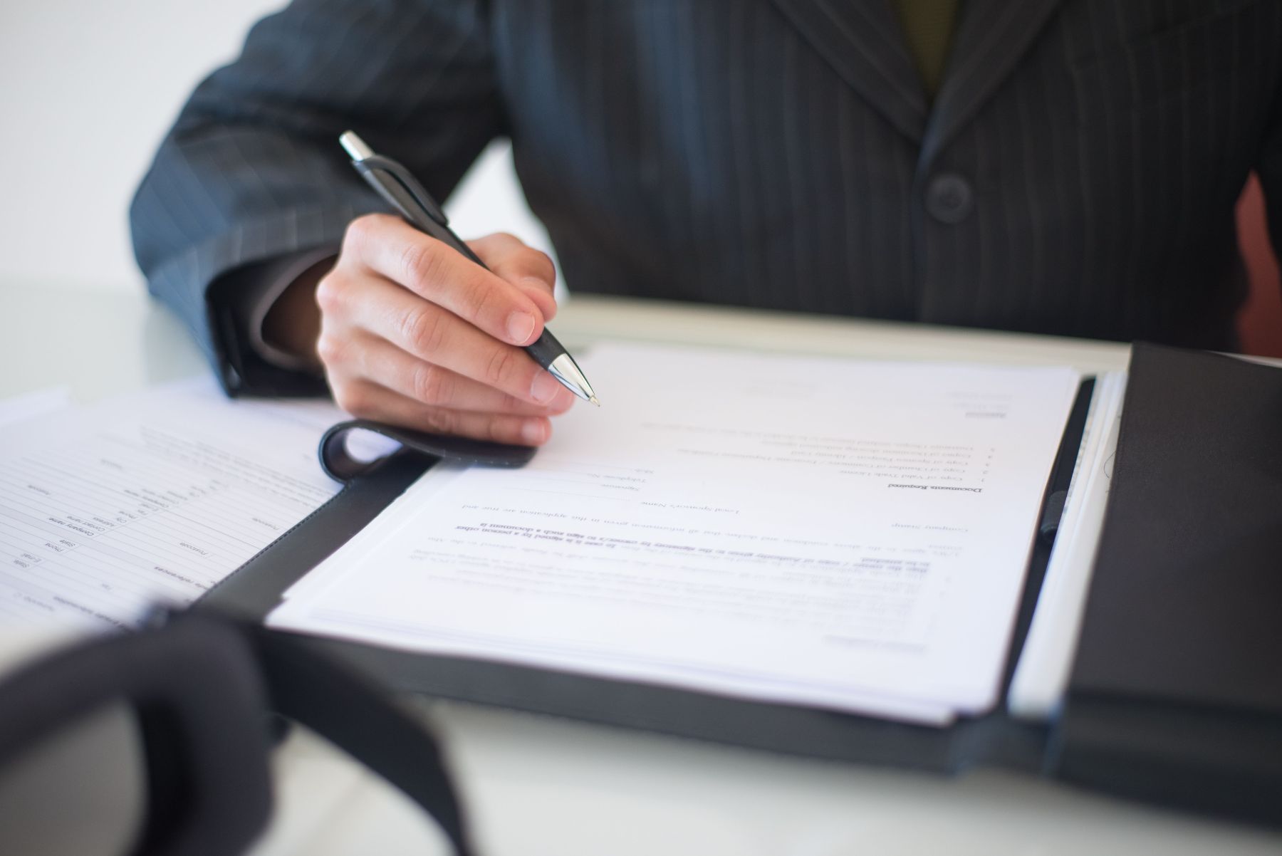 Firma de un documento corporativo